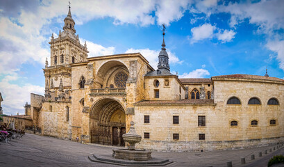 Fototapeta na wymiar Main façade of the Cathedral of Palencia
