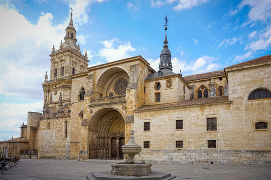 Main fa&ccedil;ade of the Cathedral of Palencia