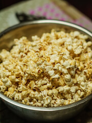 Fuente con palomitas de maíz 