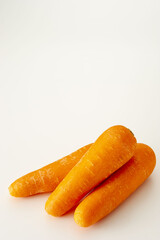 白背景に置いた畑で収穫した新鮮なにんじん