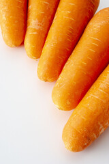 白背景に置いた畑で収穫した新鮮なにんじん