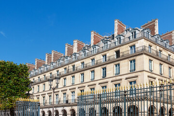 Façade d’un immeuble parisien en pierres, rue de Rivoli