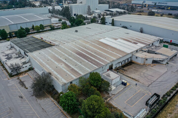 Aerial Dron view of huge warehouse building, Paredes con azulejos en construcción, Ventilador, techo con luces suaves y alarme de incendios, Construction maison, white walls, mock ups.