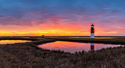 great lighthouse in the middle of a great lake in high definition and sharpness