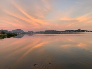Pôr do sol no parque orla de piratininga em Niterói na lagoa de piratininga © Camille Santos