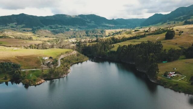 Drone video of El Hato Reservoir Park in the Ubat&eacute; Valley transports you to dreamlike landscapes