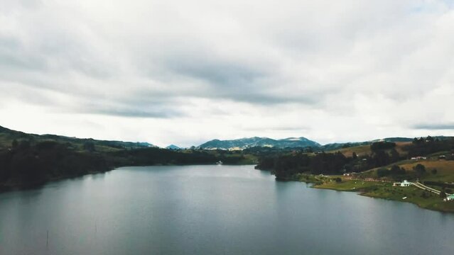 Drone video of El Hato Reservoir Park in the Ubat&eacute; Valley transports you to dreamlike landscapes