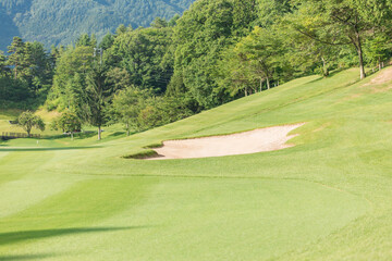 Obraz premium 青空とゴルフコース・ゴルフ場 