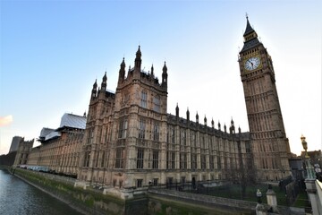 Fototapeta na wymiar 夕暮れに映えるロンドンのビッグベンと輝く青空