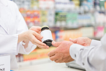 薬局・病院・ドラッグストアで市販薬を処方する薬剤師（処方箋・薬・サプリメント）
