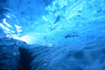 北欧・アイスランドの秘境「氷の洞窟」