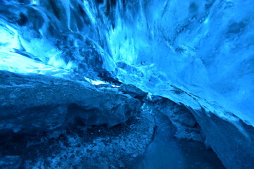 北欧・アイスランドの秘境「氷の洞窟」の美しい青 - obrazy, fototapety, plakaty