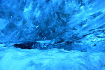 透き通るブルー！ヨーロッパの青い氷の洞窟