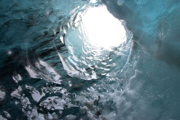 北欧・アイスランド、氷の洞窟の美しく輝く氷と氷穴