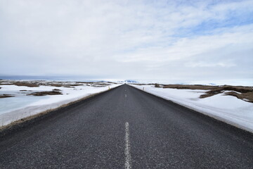 北欧・アイスランドの雪の国道1号線