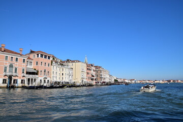 Fototapeta na wymiar 水の都・ヴェネツィアの運河と船