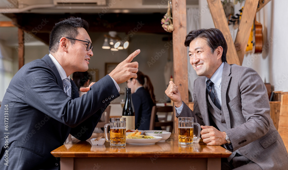 Poster 居酒屋で酒・ビールを飲みながら同僚・友達と楽しく会話するビジネスマン
