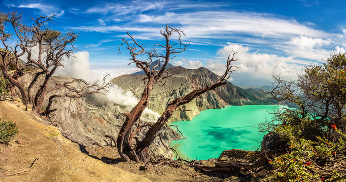 Crater volcano Ijen, Java - Powered by Adobe