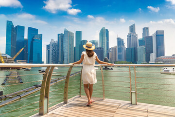 Woman traveler in Singapore - obrazy, fototapety, plakaty