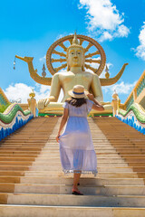 Obraz premium Woman at Big Buddha on Koh Samui