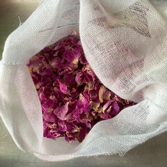 Dried damask rose in a muslin bag.