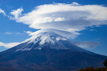 富士山と笠雲　山梨県富士吉田市孝徳公園にて