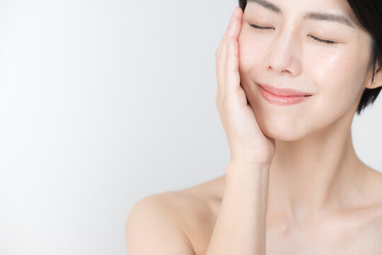 肌の保湿を実感するアジア系女性の美容イメージ　素肌や透明感