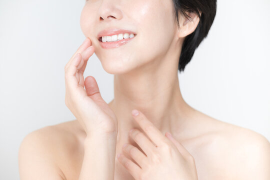 Image of Asian women whitening, mouth beautification, and orthodontics.