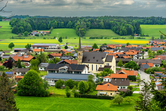 Sch&ouml;ner Blick auf das Dorf Teisendorf am Morgen in Bayern