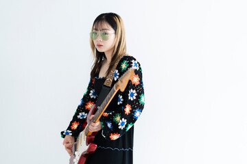 ギターを弾く女性