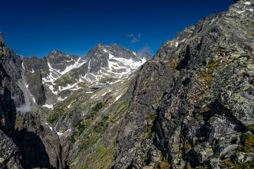 Obraz premium An outstanding mountain landscape of the High Tatras. A view from the Lomnicka Pass to the Little Cold Valley. Mala Studena Dolina, Slovakia.