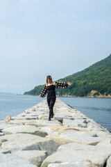 海辺を散策する女性