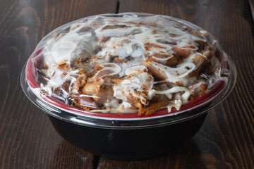 ケバブ丼。スパイシーなお肉とキャベツとマヨネーズをご飯に乗せたお弁当。