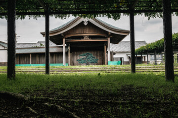 Obraz premium 能舞台とは日本の古典芸能である能と呼ばれる演劇を演じるための専用舞台