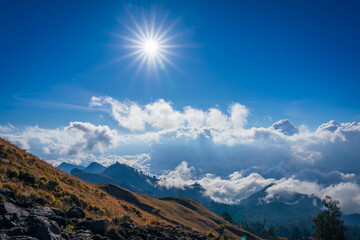 Fototapeta premium sun flare with dramatic cloud and beautiful sky in the mountain (Rinjani, Lombok, Indonesia)