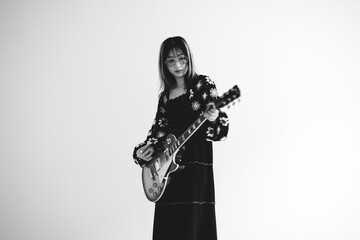 Fototapeta na wymiar ギターを弾く女性