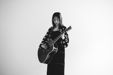 ギターを弾く女性