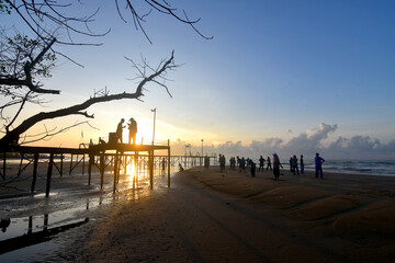 Obraz premium welcome the sunrise on a sunny morning Coastal communities are enthusiastic about making sunrise documentation