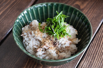 秋刀魚の炊き込みご飯。大葉と胡麻をトッピング。