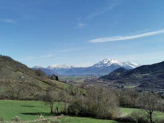 Fototapeta na wymiar Alpes, le Mont Obiou depuis la vallée