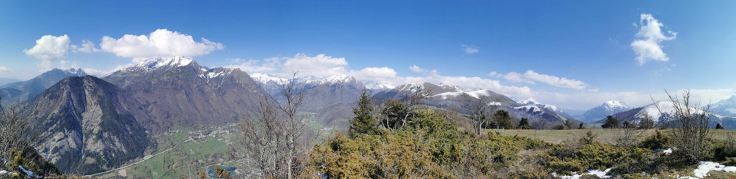 Alpes, panoramique sur la vallée du Valbonnais