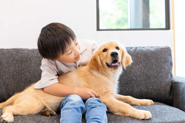 仔犬と戯れる子ども　child playing with puppy © 健二 中村