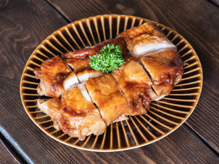照り焼きチキン。甘辛い醤油味の鶏肉料理。