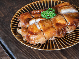 照り焼きチキン。甘辛い醤油味の鶏肉料理。