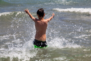Fototapeta premium Junge hat Spaß im Meer (Model Released)
