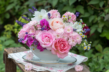 Blumenstrauß mit pink Rosen, Lavendel, Wicken und Jasmin-Blüten in vintage Sauciere