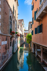 Blick in einen schmalen Seitenkanal im Stadtzentrum von Venedig
