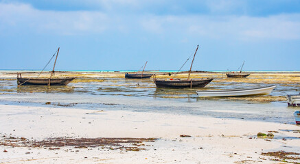 Fischerboote am Strand von Sansibar, Tansania  