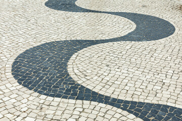 Wellenförmiges Straßenpflaster in Portugal, Europa