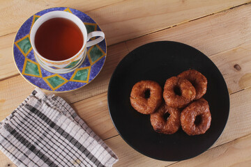 Ali agrem cake is a traditional Sundanese food originating from Karawang, which at first glance looks similar to a donut because it is round and has a hole in the middle. 
